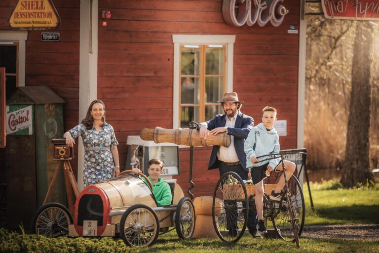 Familjen Astrom scaled 1